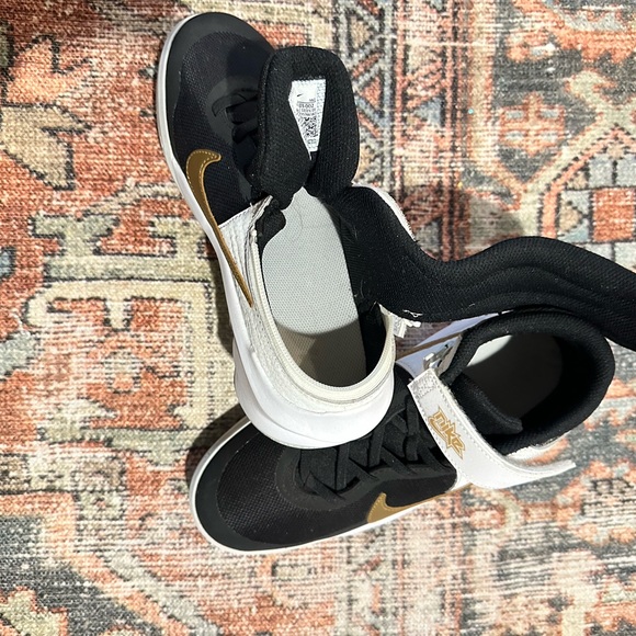 Nike Team Hustle Youth Sneakers - Picture 4 of 4